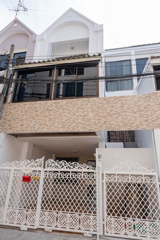  ให้เช่า ทาวน์เฮ้าส์ 3 ชั้น  สุขุมวิท 44/2 เดินทางสะดวก  ใกล้ BTS พระโขนงเพียง 500 เมตร  