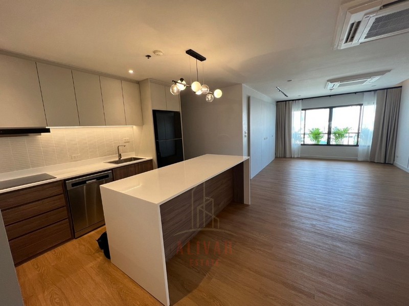 RC011224 ให้เช่า condoหรูหรา บ้านเพลินจิต ใจกลางร่วมฤดีซอย 2ค่าเช่าเพียง 70,000 บาทต่อเดือนรายละเอียด- ห้องขนาด 100 ตร.ม- 2 ห้องนอน 2 ห้องน้ำ- ชั้นสูง (ชั้น 11)- วิวที่ไม่ถูกบล็อกจากระเบียง- ห้องครัวขนาดใหญ่- ตกแต่งเกือบครบครัน มาพร้อมโซฟานั่งสบาย คอนโซลทีวี- โต๊ะทานอาหาร/เก้าอี้/เตียงมาสเตอร์คิงไซส์/ที่นอน- เครื่องล้างจาน/เครื่องซักผ้า เครื่องอบแห้ง เตา เตาอบ/ไมโครเวฟ- รับประกั