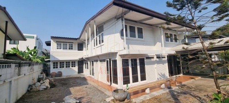 RH020624 ให้เช่า บ้านเดี่ยว 2ชั้น หมู่บ้านเสนานิเวศน์ ย่านลาดพร้าว สามารถอยู่อาศัยหรือทำออฟฟิศได้ มีเนื้อที่กว้างขวางค่าเช่าเพียง 35,000 บาท/เดือน ลดจาก 40,000บาท- สัญญาเช่าขั้นต่ำ 1 ปี - ประกัน 2 เดือน - ล่วงหน้า 1 เดือนรายละเอียด- เนื้อที่ 80 ตร.ว.- พื้นที่ใช้สอยประมาณ 300 ตร.ม.- 8 ห้องนอน 4 ห้องน้ำ - ห้องทำงาน ห้องครัว ห้องซักรีด ห้องเก็บของ ห้องแม่บ้าน- ไม่มีเฟอร์นิเจอร์* การเดินทางส