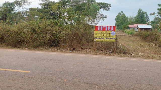 ZP098 ขายที่ดินติดถนน 13-1-55 ไร่ใกล้ดีดีรีสร์อท  บ้านดอนซูด จ.หนองคาย  ที่ตั้ง : บ้านดอนซูด ต.หาดคำ  อ.เมือง จ.หนองคายเนื้อที่ : 13-1-55 ไร่ กว้าง : 80 เมตร ลึก    : 240 เมตรสถานที่ใกล้เคียง-อบต.หาดคำ 800 เมตร-เมืองบาดาลจำลอง 1.7 ก.ม-โรงเรียนบ้านดงเจริญ 2 ก.ม-โรงเรียนหินโงมพิทยาคม 3 ก.ม-บริษัทเทพอรุโณทัย จำกัด 3.5 ก.ม-สนามกอล์ฟ 7 ก.ม-วัดโพธิ์ชัย  9.3 ก.ม พิกัดแปลงhttps://www.google.com/maps?q=17.91391989,102.84342801ราคาขาย : 5,100,000 บาท         ( ค