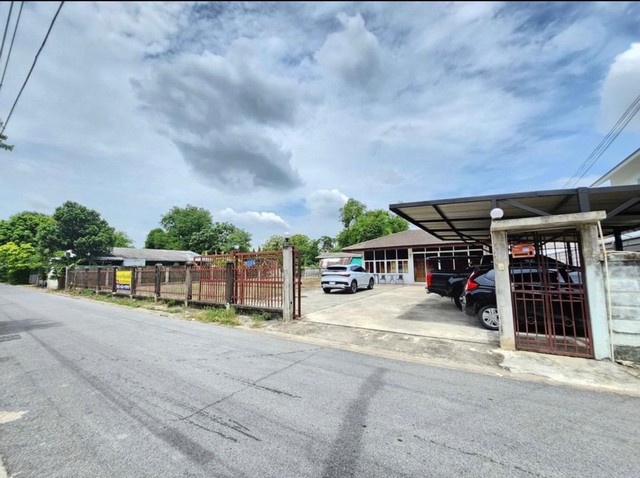 ZT330 ขายที่ดิน ซ.ลาดพร้าว 122 แยก 9พร้อมออฟฟิศ 1 ชั้นเนื้อที่ดิน 202 ตารางวา หน้ากว้าง 35 เมตร X ลึก 24 เมตรที่ตั้ง: ซ.ลาดพร้าว 122 แยก 9 แขวง ลาดพร้าวเขตบางกะปิ จังหวัดกรุงเทพมหานคร หน้าบ้านหันทางทิศตะวันออก( ทำเลท้องมังกร ) ทำเลดีมาก ใกล้ 7- Eleven เพียง 50 เมตร เหมาะสำหรับทำที่อยู่อาศัย บริษัท หรือ คอนโดมิเนียม ใกล้ 7- Eleven เพียง 50 เมตรใกล้  สถานีรถไฟฟ้าสายสีเหลือง สถานีมหาดไทยเพียง 500 เ