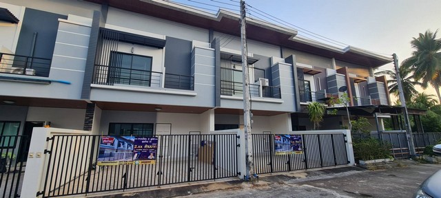 Sub1009ขายบ้านเดี่ยว townhome หมู่บ้านเบญจพล 3 แยกวัดมะปริง ในตัวเมืองจังหวัดสุราษฏร์ธานี ใกล้รพ.กรุงเทพ เซ็นทรัลเฟสสุราษฏร์ สงบส่วนตัว 3 ห้องนอน 3 ห้องน้ำจอดรถ 2 คันเนื้อที่ 22.5 ตรว.พื้นที่ใช้สอย 50 ตรม.ขายเพียง 2.4 ล้านบาท พร้อมโปรโมชั่นของแถม หรือส่วนลดจุกๆ สนใจติดต่อคุณเอ๋ โทร 094-5361542โทร ศูนย์ เก้า สี่ ห้า สาม หก หนึ่ง ห้า สี่ สองLine ID:  aeypasiคุณแชมป์ โทร 094-4254152โทร ศูนย์ เก้า สี่ สี่ สอง