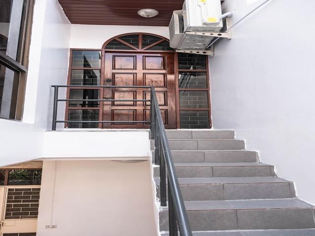 ให้เช่าทาวน์โฮม 3 ชั้น ซอยสุขุมวิท 44/2 ใกล้ BTSพระโขนง 3 ห้องนอน 3 ห้องน้ำ เนื้อที่ 24 ตารางวา พื้นที่ใช้สอย 250 ตรม.เดินทางสะดวก