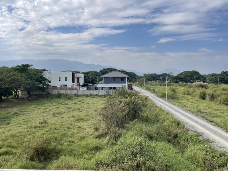 ที่ดินเชียงใหม่ 358 ตารางวา ทำเลดี ที่แปลงสวย ร่มรื่นต.หนองจ๊อม อ.สันทราย จ.เชียงใหม่ขายตารางละ 15,900 บาทสถานที่ใกล้เคียง- สี่แยกหนองจ๊อม 2 นาที- โลตัสรวมโชค 10 นาที- โลตัสสันทราย 10 นาที- ริมปิงซุปเปอร์มาร์เก็ต  10 นาที- โฮมโปรสันทราย   10 นาที- โรงเรียนอนุบาลต้นกล้าเป็นโรงเรียนดังของจังหวัดเชียงใหม่   ฝั่งตรงข้าม- โรงพยาบาลเทพปัญญา   15 นาที- ห้างเซ็นทรัล festival       15 นาที.สนใจ บ้า