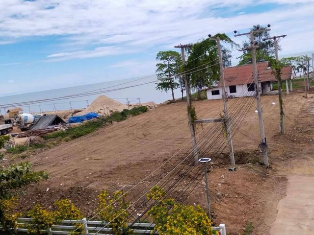 ขายที่ดินเปล่าทำเลดี เจ้าของขายเอง ราคาถูก หาดเพชรรีสอร์ท เพชรบุรีที่ตั้ง : หาดเพชรรีสอร์ท 44/1 ต.ปึกเตียน อ.ท่ายาง จ.เพชรบุรี 76130https://maps.app.goo.gl/X3k8s547QvzrPQKEAขนาดพื้นที่ :  2 ไร่รายละเอียดรวม 3โฉนดพร้อมบ้านเก่า พื้นที่ครอบครองอีกประมาณ 1 ไร่รวมพื้นที่ ทั้งหมด 2 ไร่ 440 ตารางวาติดทะเล หน้าทะเลกว้าง 35 เมตรติดถนนสาธารณะ ทางเข้า ออกสะดวก ไฟฟ้า ประปาภูมิภาคพร้อมทางเรียบหาดเส้น หาดเจ้