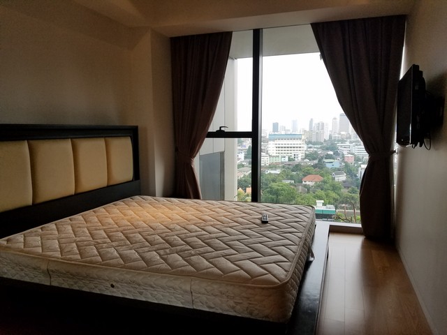 The MET Sathorn condo for rent near BTS Chongnonsri