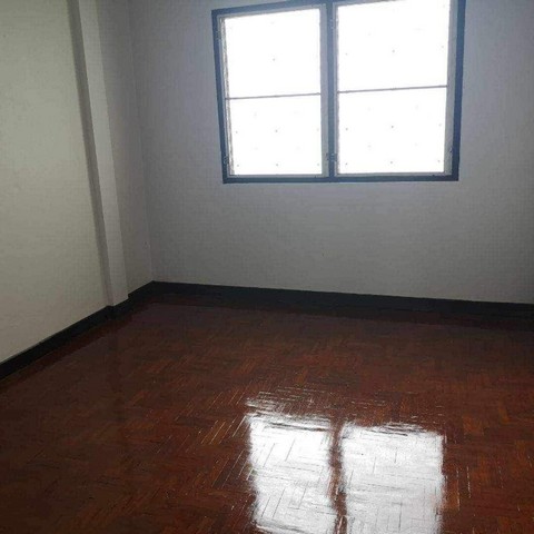 ทาวเฮาส์ รีโนเวทใหม่  ราคาถูก ทำเลดี สงบ เพื่อนบ้านเป็นมิตร เข้า-ออกได้หลายทาง พื้นที่นี้น้ำไม่เคยท่วม ไม่มีค่าส่วนกลาง