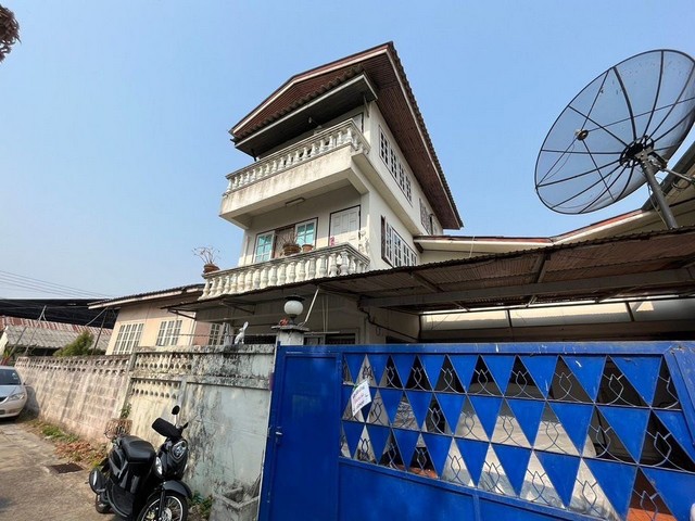 Contact: 062-9434025Line ID : 062-0481866ขายที่ดินพร้อมสิ่งปลูกสร้าง เนื้อที่ดิน 129.4 ตารางวา พร้อมบ้านตึก 3 ชั้น 1 หลัง และบ้านครึ่งตึกครึ่งไม้ 2 ชั้น อีก 2 หลังราคา 12 ล้านบาทหน้ากว้าง 40 เมตรเหมาะทำหอพัก หรือ โรงแรมสถานที่ใกล้เคียง- ห่างจากถนนซุปเปอร์ไฮเวย์ 100 เมตร- ห่างจากถนนช้างเผือก 200 เมตร- ใกล้แยกข่วงสิงห์ - ห่างจาก ม.ราชภัฏเชียงใหม่ 500 เมตรContact: 062-9434025Line ID : 062-0481866นัดดู/จอง แอดไลน์ https://line.me/ti/p/NwMWBe89-Fhttps://www.fac