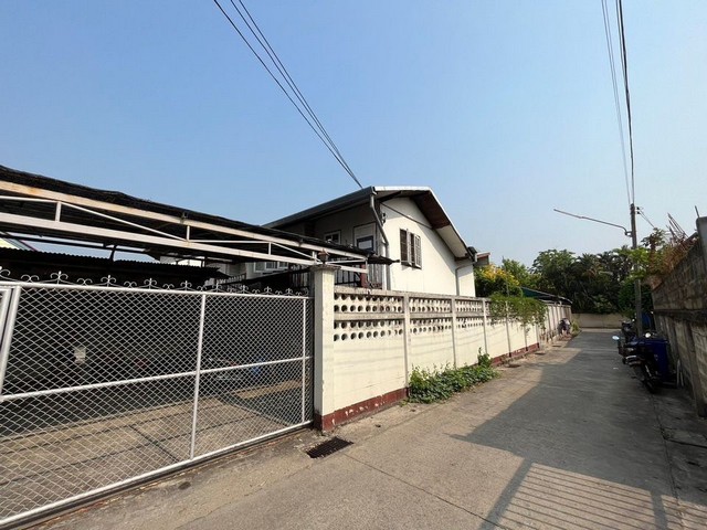 ขายที่ดินพร้อมสิ่งปลูกสร้าง เนื้อที่ดิน 129.4 ตารางวา พร้อมบ้านตึก 3 ชั้น 1 หลัง และบ้านครึ่งตึกครึ่งไม้ 2 ชั้น อีก 2 หลัง