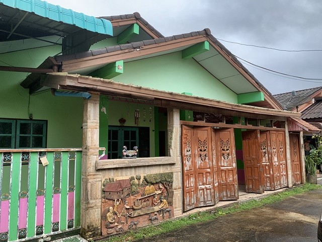   รายละเอียดเพิ่มเติม Code ID : PAP 1-0102  ราคาขาย 1,317,376  บาท- ขนาดพื้นที่ :   56.3 ตรว.- พื้นที่ใช้สอย :   151.5 ตรม.- จำนวนห้อง :   2 ห้องนอน 2 ห้องน้ำ - ที่จอดรถ :    1   คัน- บ้านหันทางทิศ : - พิกัดทรัพย์ : https://maps.app.goo.gl/Ttz2Hu6Zka5teQAL7    สถานที่ใกล้เคียง- ใกล้วัดควนกรวด - ใกล้อู่ช่างเปี้ยวเซอร์วิส - ใกล้โกลบอลเฮ้าส์ พัทลุง - ใกล้ตลาดสดเทศบาลเมืองพัทลุง สอบถามเพิ่มเติม/นัดชมโทร. 097-419-5982(พลอย)โทร. 096-932-4624(ออมสิน)Line : @panaya (มี@ด้านห�