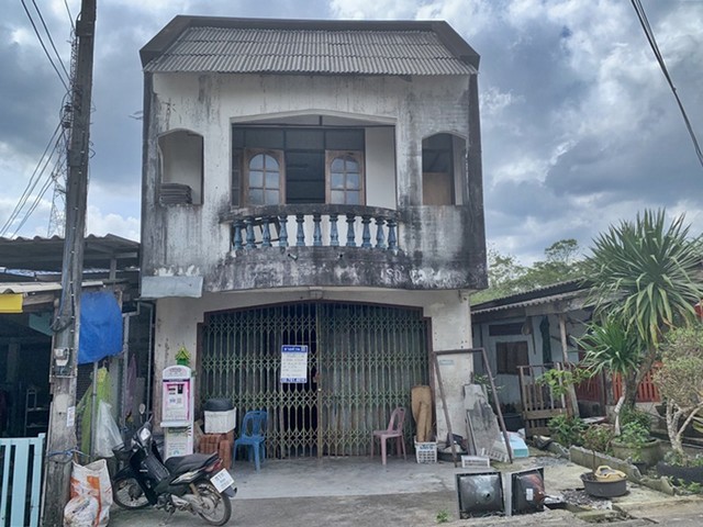   รายละเอียดเพิ่มเติม Code ID : PAP 8-0278  ราคาขาย  1,130,000 บาท- ขนาดพื้นที่ :   36 ตรว.- พื้นที่ใช้สอย :   182.6 ตรม.- จำนวนห้อง :   2 ห้องนอน 2 ห้องน้ำ - ที่จอดรถ :   1   คัน- บ้านหันทางทิศ : - พิกัดทรัพย์ :  https://maps.app.goo.gl/RaD9ZJEtDXucmD3q8    สถานที่ใกล้เคียง- ใกล้ตลาดสินเอก อ.ป่าบอน  - ใกล้7-Eleven สาขา ป่าบอน (08556- ใกล้ ธนาคารเพื่อการเกษตรและสหกรณ์การเกษตร สาขาป่าบอน  - ใกล้ เสถียรป่าบอน ไดนาโม   สอบถามเพิ่มเติม/นัดชมโทร. 097-419-5982(พลอย)�