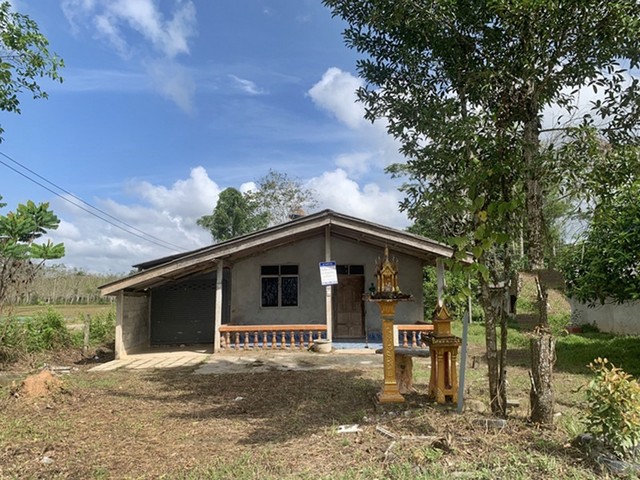  รายละเอียดเพิ่มเติม Code ID : PAP 5-0190  ราคาขาย  1,020,000 บาท- ขนาดพื้นที่ :   155.6 ตรม.- พื้นที่ใช้สอย :   123.7 ตรว.- จำนวนห้อง :  2 ห้องนอน 1 ห้องน้ำ  - ที่จอดรถ :  1     คัน- บ้านหันทางทิศ : - พิกัดทรัพย์ : https://maps.app.goo.gl/ABkK7GKXRvs6WTf47    สถานที่ใกล้เคียง- ใกล้พี่แสตมป์ น้องมีตางค์ น้ำยางสด - ใกล้ ร้านข้าวแกงเจ๊พันธ์ - ใกล้ร้านตามใจผัว- ใกล้โลตัส แม่ขรี   สอบถามเพิ่มเติม/นัดชมโทร. 097-419-5982(พลอย)โทร. 096-932-4624(ออมสิน)Line : @panaya (มี@ด้านหน