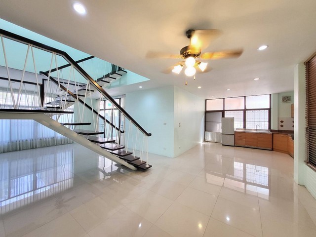 ให้เช่าบ้านเดี่ยว  ใกล้BTSทองหล่อ และพร้อมพงษ์บ้าน2 ชั้นพื้นที่ใช้สอยประมาณ 270 ตรม.สุขุมวิท 49