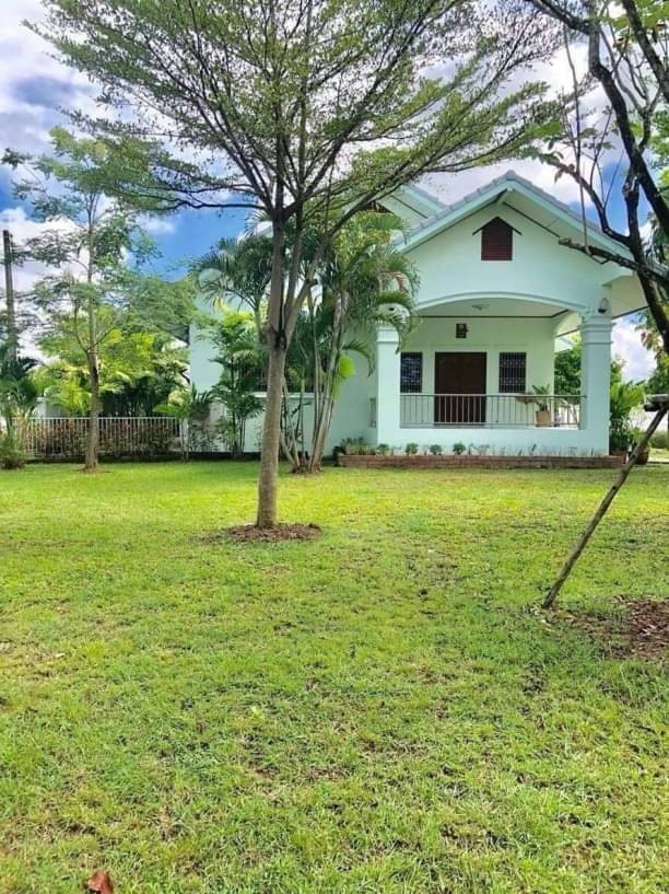 โซนสันกำแพง ขาย 11.9 ล้าน 1-2-28 ไร่ บ้านหลังใหญ่ กว้างขวาง หลังบ้าน หน้าบ้านไม่ติดใคร เห็นวิวภูเขาสวยมาก มีคลองน้ำไหลผ่านหน้าบ้าน