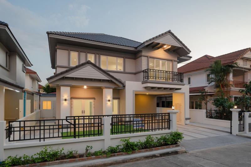 ขาย - บ้านมือสองตกแต่งใหม่ โครงการ นนท์ณิชา พระนั่งเกล้า เนื้อที่กว้าง 67.5 ตร.ว. ฟังก์ชัน 3 ห้องนอน 3 ห้องน้ำ 1 ห้องอเนกประสงค์ 2 จอดรถ บนทำเลศักยภาพ ติดถนนรัตนาธิเบศร์ เชื่อมต่อถนนชัยพฤกษ์ ใกล้รถไฟฟ้าสายสีม่วง   สถานีไทรม้า   และจุดขึ้นทางด่วน   งามวงศ์วาน  รายละเอียด (รหัส: B6998)ราคา:7,490,000 บาทชื่อโครงการ:นนท์ณิชาประเภทอสังหา:บ้านเดี่ยวที่อยู่:89/84 ซ.ติดถนน ซ.ย่อย13 ถ.รัตนาธิ