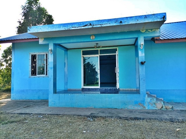 รายละเอียดเพิ่มเติมCode ID : PAP-6-0579ราคาขาย      4,000,000 บาท- ขนาดพื้นที่ :  678 ตร.ว (1 ไร่ / 2 งาน / 78 ตร.ว)- พื้นที่ใช้สอย :  725.65 ตรม- จำนวนห้อง : - ห้องนอน - ห้องน้ำ- ที่จอดรถ : 1-2 คัน- บ้านพร้อมที่ดินและสิ่งปลูกสร้าง : 1 ชั้น- บ้านพร้อมที่ดินและสิ่งปลูกสร้างหันทางทิศ : -พิกัดทรัพย์ :     https://maps.app.goo.gl/dQ75mjk34dLg7QwY6สถานที่ใกล้เคียง- ใกล้โรงเรียนบ้านไผ่ยาวสามัคคี- ใกล้โรงเรียนบ้านหนองชะแอน- ใกล้วัดทรัพย์เจริญ- ใก�