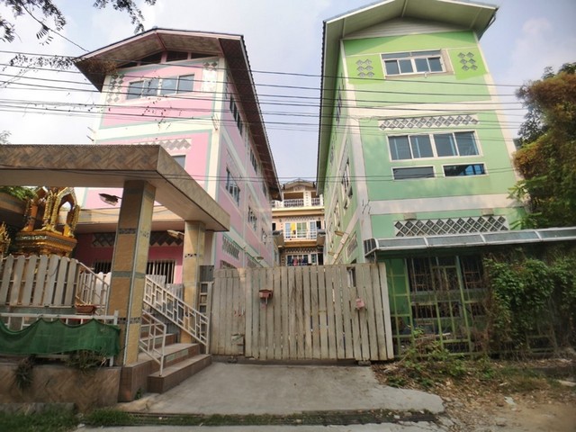 รายละเอียดเพิ่มเติมCode ID : PAP-ZC_050ราคาขาย     14,522,640 บาท- ขนาดพื้นที่ :  153.20 ตร.ว (1 งาน / 53.20 ตร.ว)- พื้นที่ใช้สอย :  810 ตรม- จำนวนห้อง : - ห้องนอน - ห้องน้ำ- ที่จอดรถ : 1 คัน- โรงงานพร้อมที่ดินและสิ่งปลูกสร้าง : 3 ชั้น- โรงงานพร้อมที่ดินและสิ่งปลูกสร้างหันทางทิศ : -พิกัดทรัพย์ :     https://maps.app.goo.gl/EUvaj2eeFfMUq9bP8สถานที่ใกล้เคียง- ใกล้โลตัส โกเฟรช วัดสีสุก- ใกล้ตลาดอินดี้ ดาวคะนอง- ใกล้บิ๊กซี ซูเปอร์เซ็นเตอร์ ดา�