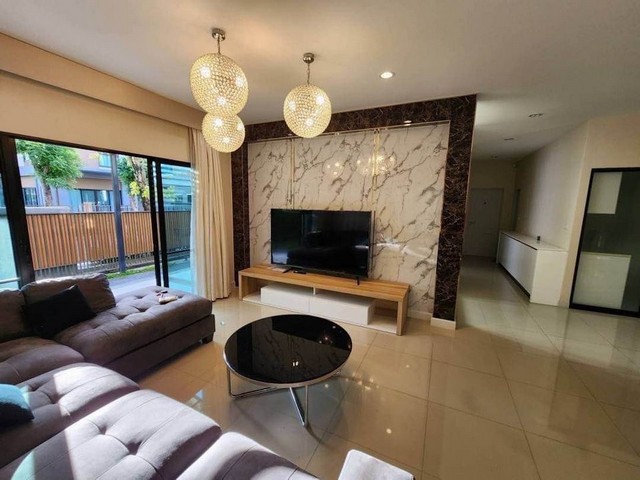 สนใจติดต่อ: โดม รัชดา โทร: 065-586-9872ไลน์ไอดี: giantmw หรือ @yem0202n.ขายคอนโด เซ็นทริค รัชโยธิน (Centric Ratchayothin) ชั้น 14 (ห้องมุม), ขนาด 55.95 ตร.ม., 2 ห้องนอน 2 ห้องน้ำ, ราคาขาย 9,750,000 บาท (Built-in LUXURY CLASS).ชื่อโครงการ: คอนโด เซ็นทริค รัชโยธิน (Centric Ratchayothin Condominium).เจ้าของโครงการ: SC Asset Corporation Public Company Limited .ทำเลที่ตั้ง: ถ.พหลโยธิน เขตจตุจักร กรุงเทพมหานคร.ตำแหน่งที่ตั้งโครงการ: https://bit.ly/3STh7pt (ใกล้ BTS สถานีรัชโยธิน 150 ม.).รายละเอียดโครงการ: สร