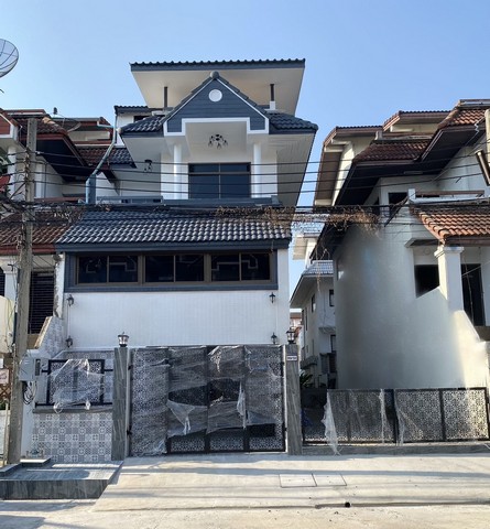 [B835]ให้เช่า 36.5k ทาวน์โฮม โฮมออฟฟิศ รอยัล นครินทร์ วิลล่า ศรีนครินทร์42 สุภาพงษ์ ซอย 1 ใกล้รถไฟฟ้าสีเหลือง เพียง 650 เมตร เหมาะทำออฟฟิศ เลี้ยงสัตว์ทาวน์โฮม 4 ชั้น หลังมุม พื้นที่ใช้สอย 500 ตร.ม 5 ห้องนอน 5ห้องน้ำ โถงรับแขก ห้องประชุม พื้นที่ทำงาน 3 ที่จอดรถ เครื่องปรับอากาศ 5 เครื่อง เฟอร์นิเจอร์ครบ ที่ตั้ง  รอยัล นครินทร์ วิลล่า สุภาพงษ์ ซอย 1พร้อมอยู่อาศัย 1 เม.ย. 67 นี้!!!36,500.-/เดื�