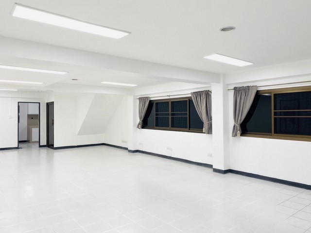 [B835]ให้เช่า 36.5k ทาวน์โฮม โฮมออฟฟิศ รอยัล นครินทร์ วิลล่า ศรีนครินทร์42 สุภาพงษ์ ซอย1 ใกล้รถไฟฟ้า เพียง 650 เมตร