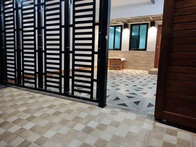 [B834] ให้เช่า 35k ทาวน์เฮ้าส์ 2 ชั้น  24 ตร.วา สุขุมวิท 68 หมู่บ้านเสียงสนนิเวศน์ ย่านยางนา ติดรถไฟฟ้า​ BTSอุดมสุข เพียง 200 เมตร ใกล้จุดขึ้น-ลงทางด่วน  จดบริษัทได้ ต้อนรับสัตว์เลี้ยงพื้นที่ใช้สอย 140 ตร.ม 3 ห้องนอน 3 ห้องน้ำ 1 รับแขก  1 ห้องครัว มบ.เสียงสนนิเวศน์  ซ.สุขุมวิท 68 อยู่ในซอยเดียวกันกับ ซอย รพ.กล้วยน้ำไท 2 หมู่บ้านน่าอยู่ เงียบสงบ ใจกลางความสะดวกสบายครบครัน ทำเลศักยภาพ ย�