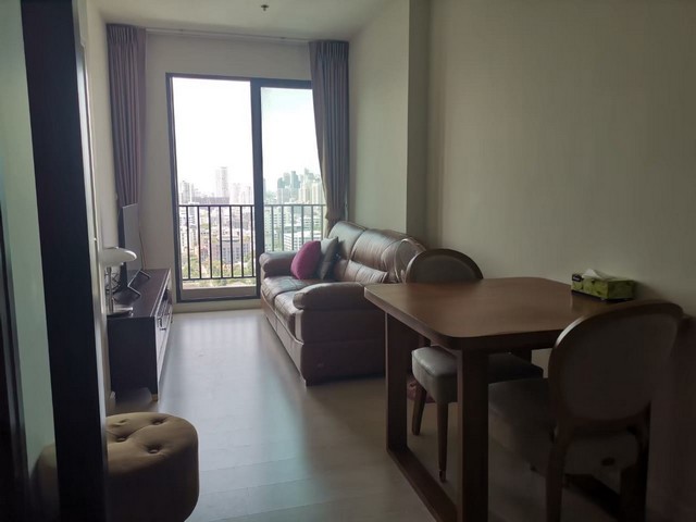 Niche Pride Thonglor, convenient, beautiful view, livable, 22nd floor, BTS Thonglor***Service for selling/renting houses, condos and giving advice. If interested, contact at any time***Interested in additional details or pictures or making an appointment to see the room?Contact Ekachai (Aui)T. 089-799-5598Line@ ID: @auiauiaui001 (add @ in front as well)Room type: 1 bedroom, 1 bathroomSize 36 sq m., 22nd floorNew, clean room, beautifully decorated, ready to move in.details-------------------------------------------------- ------------Rental price: 16,000 baht/month-------------------------------------------------- ------------* Complete electrical appliances- Air conditioning- fridge- TV- washing machine-------------------------------------------------- ------------*Nearby important places (Based on information from Google Map)- BTS. Phrom Phong- Tops Market : 1.4 km.- Emporium : 1.5 km.- Gateway Ekamai : 1.6 km.- Benjasiri Park: 1.7 km.- K-Village : 1.8 km.-----------------------------