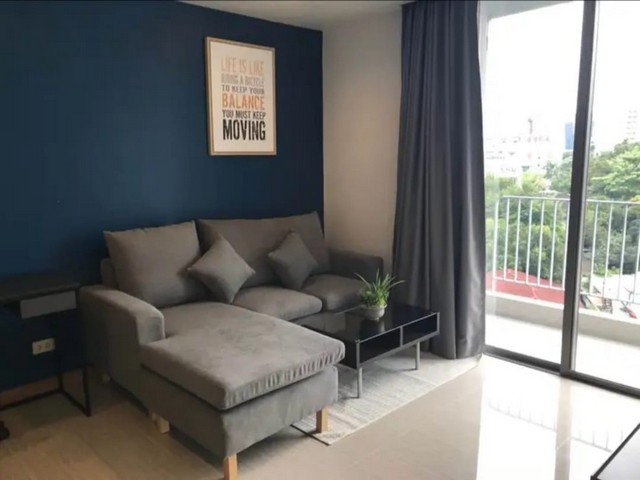 Downtown Sukhumvit 49 Pet Friendly, calm, spacious, 6th floor, BTS Thonglor.***Service for selling/renting houses, condos and giving advice. If interested, contact at any time***Interested in additional details or pictures or making an appointment to see the room?Contact Ekachai (Aui)T. 089-799-5598Line ID: @auiauiaui001 (add @ in front)Room type: 1 bedroom, 1 bathroomSize 44 sq m., 6th floorNew, clean room, beautifully decorated, ready to move in.details-------------------------------------------------- ------------Rental price: 26,000.-/month-------------------------------------------------- ------------* Complete electrical appliances- Air conditioning- water heater- fridge- TV- washing machine-------------------------------------------------- ------------* furniture- wardrobe- Built-in kitchen- Bed with mattress- TV shelf- Sofa-------------------------------------------------- ------------*Facilities worth using- swimming pool– Fitness– Shuttle bus- library---------------------