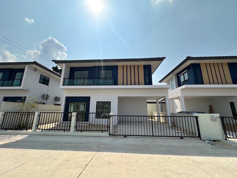 BH2720 ให้เช่าบ้าน ซีพีเอ็น นิน วงแหวน - ลำลูกกา คลอง 6 ( CPN ninn )4 ห้องนอน 3 ห้องน้ำ 1 โถงใหญ่ข้างบน Agent Postcontact : คุณบัว Bua Agent 0936464597, 0826914598Line : Bua093เช่า 22,000บาท/เดือน ราคาต่อรองได้ ขาย 5,090,000 บาทบ้าน มือ1 60 ตร.ว. 145ตร.ม.แอร์ 3 เครื่อง ผ้าม่าน ทั้งหลังติดถนนใหญ่ใกล้ตลาดใหญ่ ชัชวาล หน้าโครงการมี 7-11 ใกล้มอเตอร์เวย์ใกล้แฟชั่นไอซ์แลนด์มีโรงพยาบาล ที่ตั้ง บ้าน ซีพีเอ็น นิน 49 1 ตำบล บึงคำพร้อย อำเภอลำลูกกา ปท