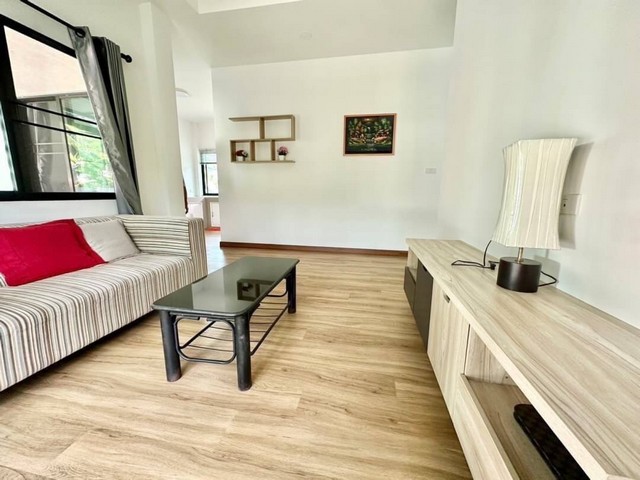 ขายหรือให้เช่า บ้านสร้างใหม่ บ้านทุ่งฟ้าบด สันป่าตอง เดินทางสะดวกมีรถประจำทางวิ่งผ่าน อยู่ในย่านชุมชน เงียบสงบ ร่มรื่น