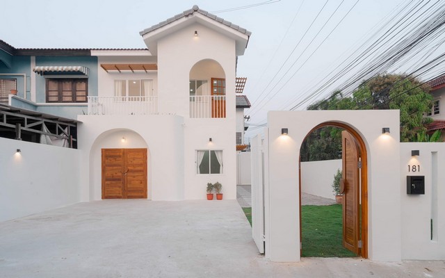 Contact: 062-9434025Line ID : 062-0481866ขายบ้านสร้างใหม่ สไตล์มินิมอล ทันสมัย สวย พื้นที่กว้างขวาง มีที่จอดรถเยอะ ขนาดพื้นที่ดิน 42 ตรว มีพื้นที่สวน และพื้นที่ปาร์ตี้ข้างบ้านราคา 2.49 ล้านบาท(ได้ค่าเช่า 15k/เดือน)สถานที่ใกล้เคียง- ห่างบิ๊กซีแม่เหียะ 3 กม.- โฮมโปรแม่เหียะ 3 กม- สำนักงานขนส่ง จ.เชียงใหม่ 3 กม.- โรงเรียนสารสาสน์วิเทศล้านนา 3.4 กม.- เซ็นทรัลแอร์พอร์ต 6 กม.- สนามบิน 7.8 กม.พิกัด: ตั้งอยู่ใน