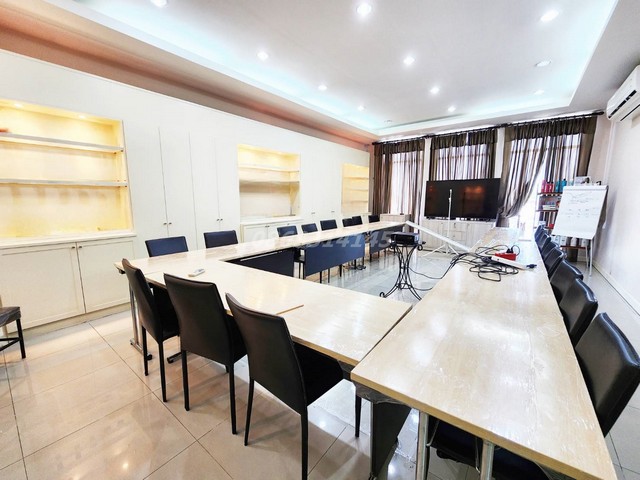 ขาย อาคารสำนักงาน 2 ชั้น มีดาดฟ้า ม.ดิเอ็มเมอรัลด์ พาร์ค ซอยเรวดี 61  เหมาะเปิดบริษัท ทำสตูดิโอ