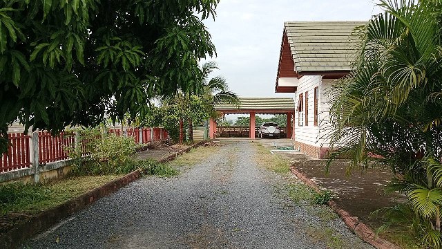 ขายที่ดินพร้อมบ้านเดี่ยว ติดถนนหลัก บนเนื้อที่ 14 ไร่ 87 ตรว. พร้อมอาคารเพื่อธุรกิจให้เช่า 1 หลัง  อำเภอทุ่งเสลี่ยม จังหวัดสุโขทัย