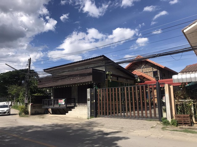 ขายบ้าน2ชั้น 129ว.10.5ล. 4นอน5น้ำ พร้อมร้านค้าอาคารพาณิชย์ ต.หนองหอย อ.เมือง เชียงใหม่บ้าน 2 ชั้น เนื้อที่ 129 ตรว. เนื้อที่ภายในบ้าน 163 ตรม.4 นอน 5 น้ำ ร้านค้าอาคารพาณิชย์ 8+10 ตารางเมตร 1ห้องน้ำ พิกัด : ต.หนองหอย อ.เมือง จ.เชียงใหม่ราคา 10.5 ลบ. (10,500,000 บาท)ใกล้ ถ. มหิดล ใกล้สาธารณูปโภค-ห้างสรรพสินค้า-สนามบิน-โรงเรียนวารี-โรงพยาบาล-ตลาด-สถานีรถไฟ-ขนส่งอาเขต-มหาวิทยาลัยเชียงใหม่(เข้ากองบ