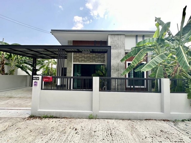 ขายหรือให้เช่า บ้านสร้างใหม่ บ้านทุ่งฟ้าบด สันป่าตอง เดินทางสะดวกมีรถประจำทางวิ่งผ่าน อยู่ในย่านชุมชน เงียบสงบ ร่มรื่น