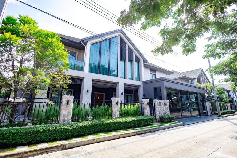 KH0271 ขายบ้านเดี่ยวหรู 2 ชั้น โครงการ บางกอกบูเลอวาร์ด แจ้งวัฒนะ2 ใกล้โรงเรียนนานาชาติ SISB แจ้งวัฒนะ ใกล้ห้าง โรบินสัน Life style ราชพฤกษ์ เดินทางสะดวก Type ใหญ่พิเศษ มีแค่ 13 หลัง ที่เป็น Type นี้ เหมาะอยู่อาศัยเป็นครอบครัวเนื้อที่ 88 ตรว พื้นที่ใช้สอยรวมต่อเติมตกแต่งแล้ว ไม่น้อยกว่า 550 ตรม. 4 ห้องนอน 5 ห้องน้ำ 4 จอดรถในห้องแอร์ ประตูเปิดปิดอัตโนมัติ  อายุบ้าน 1 ปี 10 เดือน สภาพใหม่ ไร