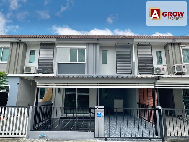 ม.พฤกษา86/1 รีโนเวทใหม่พร้อมอยู่ ที่ตั้ง  : ถนนลาดกระบัง ต.ศรีษะจรเข้น้อย อ. บางเสาธง จ.สมุทรปราการรหัสทรัพย์ : AGT00235ราคาขาย : 1,900,000 บาทรายละเอียด :- ทาวน์เฮ้าส์ 2 ชั้น- เนื้อที่ 17.4 ตร.ว.- 3 ห้องนอน- 2 ห้อฃน้ำ- 1 ห้องครัว- 1  ที่จอด ***แถมฟรี***- ปั้มน้ำจุดเด่น : - ทำหน้าบ้านใหม่ปูกระเบื้องใหม่หลังคาหน้าบ้านใหม่ พร้อมห้องครัวเคาร์เตอร์และซิ้งล้างพร้อมใช้งาน- เดินทางสะดวกเชื่อต่อกับถน