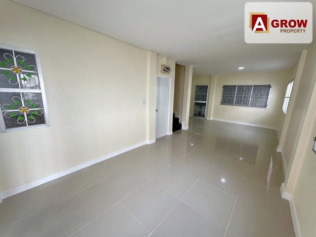 ม.มัณฑิรา หลังมุม  บ้านรีโนเวทใหม่พร้อมอยู่  เดินทางสะดวก