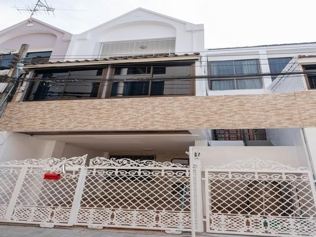 PB3787 ให้เช่าทาวน์โฮม 3 ชั้น ซอยสุขุมวิท 44/2 เหมาะสำหรับทำโฮมออฟฟิศ เหมาะอยู่อาศัย ใกล้ BTS พระโขนง