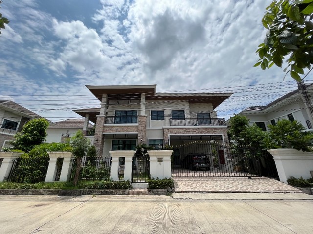 ขายบ้านเดี่ยว 2 ชั้น ม. The Elegance เพชรเกษม 81 อยู่บนถนนเพชรเกษม ซ.81 บ้านต่อเติมจากโครงการโดยตรง ภายในโครงการมีเพียง 180 ยูนิต เนื้อที่บ้านกว้างถึง 114.4 ตรว. พื้นที่ใช้สอยประมาณ 300 ตรม. มี 4 ห้องนอน 5 ห้องน้ำ ต่อเติม Built-in ส่วนครัวพร้อมใช้ มีแอร์ทั้งหมด 6 เครื่อง พร้อมสิ่งอำนวยความสะดวกภายในโครงการสิ่งอำนวยความสะดวกภายในโครงการ- คลับเฮ้าส์ สระว่ายน้ำ - สวนสาธารณะ - กล้อง CCTV และรป