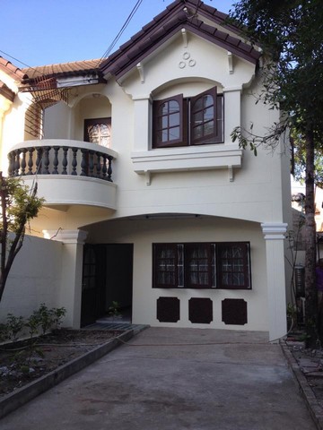 HRE345 ให้เช่าทาวน์เฮ้า 2 ชั้น หลังมุม ซอยปุณณวิถี  ถนนสุขุมวิท101 ใกล้BTSปุณณวิถีสนใจติดต่อ : คุณสราวุฒิ Tel. 0994108945 Line : 0994108945ให้เช่าทาวน์เฮ้า 2 ชั้น สุขุมวิท101 ปุณณวิถี30วา - 2 ห้องนอน - 2 ห้องน้ำ - 1 ห้องครัว - 1 ห้องทานข้าว - โถงกลาง ชั้น 1(แอร์) - จอดรถในบ้านได้ 2 คัน หน้าบ้านก็จอดได้ ซอยถนนกว้างค่าเช่า 20,000 บาทต่อเดือน ประกัน 2เดือน ล่วงหน้า 1เดือน สัญญา1ปีห่างจาก BTS ปุณณวิถี 1 กิโลเมตร (มีรถสอง