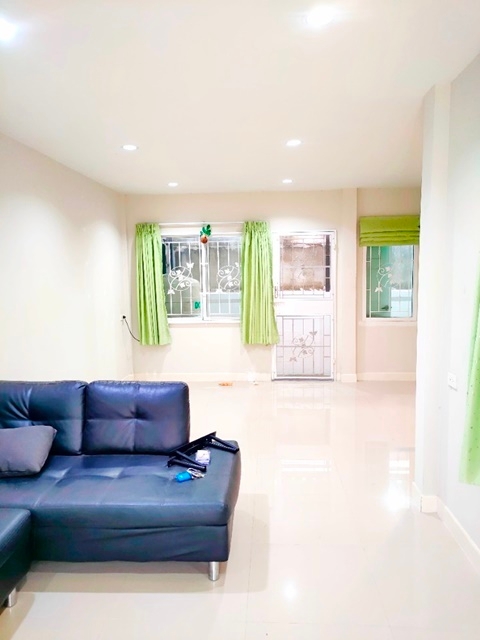 ทำเลดี 18ตรว. MRT บางพลู ให้เช่าทาวน์เฮาส์ 2 ชั้น บีทีเอ็น  115ตรม. ใกล้เซ็นทรัลเวสเกต 3นอน 2น้ำ 1จอดรถ 1แอร์ บิ๊กซี รัตนาธิเบศร์