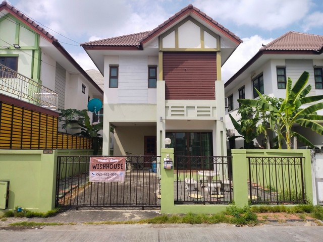 ขาย ขาย ขาย บ้านเดี่ยว หมู่บ้านสิริมณี ราคา 3,250,000 บาทหมู่บ้านสิริมณี  ซอยหทัยราษฎร์39 ถนนรามอินทรา ถนนหทัยราษฎร์ ถนนคู้บอน แขวงสามวาตะวันตก เขตคลองสามวา กรุงเทพฯ  ขนาดพื้นที่ 40.2 ตร.วา สูง 2 ชั้น 3 นอน 2 น้ำ 1 ครัว 1 ห้องรับแขกที่จอดรถ 2 คันพื้นบ้านปูกระเบื้องแกรนิตโต้ทั้งหลัง มีพื้นที่สามารถเดินได้รอบบ้าน แถมแอร์ 3 ตัว เครื่องดูดควัน ตู้ครัวบิ้วท์อิน มุ้งลวด เหล็กดัด 