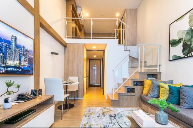 Sub1013ขายดาวน์ คอนโดไซมิสพระราม9 Landmark @MRTA station ดีไซน์Duplex ชั้น7ดีไซน์Duplex เนื้อที่ 27.5 (เนื้อที่รวม 37.5 ตรม.)ตึกB ชั้น7 ห้อง 712!!!! ขายดาวน์ใบจอง 250,000บาท !!!! (ราคาต่อรองได้) (ผ่อนมาแล้ว7เดือนเหลือ5เดือน)ราคา 3,958,000 บาท จาก 5,180,000 บาท พิเศษส่วนลดวันโอนรวม 365,500 บาทราคาโอน 3,472,200 บาทเท่านั้น !!!! เปลี่ยนสัญญาฟรี***ราคารวม Build-in ครัว ชั้นวางเตียง ตู้เสื้อผ้า เครื่องปรับอากาศจากทางโครงการแล้ว***โครงการ Mixed Use ขนาด