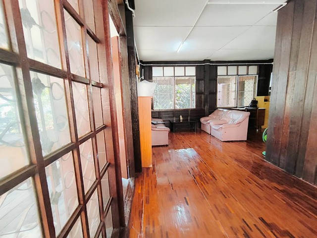 ขายบ้านไม้ 1 ชั้น ยกถุนสูง ข้างศาลจังหวัดพิษณุโลก ใกล้สี่แยกไฟแดงป้อมหมวกเหล็ก  อ.เมืองพิษณุโลก