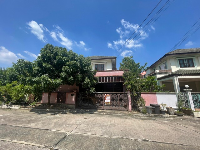   รายละเอียดเพิ่มเติม Code ID : PJAJ 0062  ราคาขาย  2,888,000 บาท- ขนาดพื้นที่ :   50- พื้นที่ใช้สอย :  - - จำนวนห้อง :   3 ห้องนอน 2 ห้องน้ำ- ที่จอดรถ :   1    คัน- บ้านหันทางทิศ : - พิกัดทรัพย์ : https://maps.app.goo.gl/ar3Hg3cTAf2qB1w7A    สถานที่ใกล้เคียง- ใกล้มหาวิทยาลัยเทคโนโลยีมหานคร- ใกล้ สนามบินสุวรรณภูมิ- ใกล้บิ๊กซี หนองจอกสอบถามเพิ่มเติม/นัดชมโทร. 097-419-5982(พลอย)โทร. 096-932-4624(ออมสิน)Line : @panaya (มี@ด้านหน้า)ปรึกษาสินเชื่อฟรี One Stop Service ดูแลต�