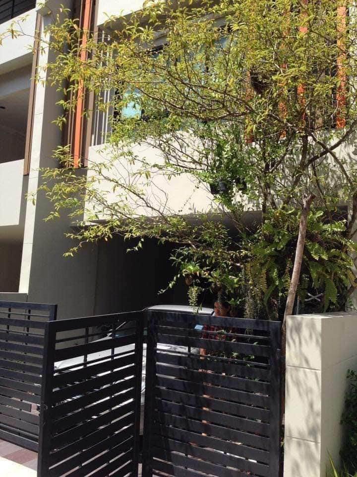 ให้เช่าทาวเฮ้าน์3ชั้นโครงการซิมโฟนีหลังหัวมุมย่านเลียบด่วน นวมินทร์ ใกล้รถไฟฟ้าสายชมพู สถานีคู้บอน