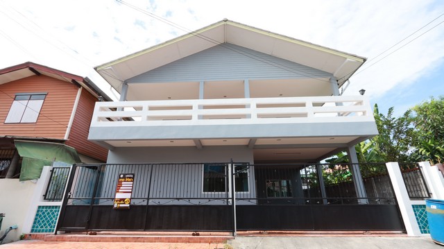  รายละเอียดเพิ่มเติม Code ID : PJ 07-02-2023  ราคาขาย  2,688,500 บาท- ขนาดพื้นที่ :   39.8 ตารางวา- พื้นที่ใช้สอย :   -- จำนวนห้อง :   4 ห้องนอน 3 ห้องน้ำ - ที่จอดรถ :    1   คัน- บ้านหันทางทิศ : - พิกัดทรัพย์ : https://maps.app.goo.gl/D4wLEjJ6vYDJPR2Y6    สถานที่ใกล้เคียง- ใกล้สำนักงานที่ดินหนองจอก- ใกล้ วัดลำผักชี - ใกล้สำนักงานขนส่งกรุงเทพพื้นที่4 - ใกล้โรงเรียนสังฆประชานุสรณ์ สอบถามเพิ่มเติม/นัดชมโทร. 097-419-5982(พลอย)โทร. 096-932-4624(ออมสิน)Line : @panaya