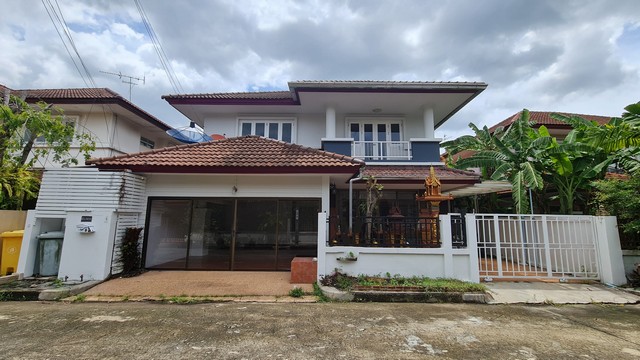   รายละเอียดเพิ่มเติม Code ID : PJ 07-01-2023  ราคาขาย 3,610,000  บาท- ขนาดพื้นที่ :   56 ตรว.- พื้นที่ใช้สอย :   -- จำนวนห้อง :   3 ห้องนอน 2 ห้องน้ำ - ที่จอดรถ :  1     คัน- บ้านหันทางทิศ : - พิกัดทรัพย์ : https://maps.app.goo.gl/kZThWfTVwtV286Je8    สถานที่ใกล้เคียง- ใกล้โลตัส หนองจอก - ใกล้โรงพยาบาลหนองจอก - ใกล้โรงเรียนนานาชาติเกาหลีกรุงเทพฯ- ใกล้มหาวิทยาลัยเทคโนโลยีมหานคร สอบถามเพิ่มเติม/นัดชมโทร. 097-419-5982(พลอย)โทร. 096-932-4624(ออมสิน)Line : @panaya (�