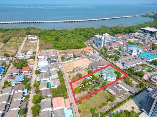 TEL :088-559 5199 คุณเอLine : https://line.me/ti/p/C0eGe0whLXขายที่ดินพร้อมคฤหาสน์ กลางเมืองชลบุรี ถนนพระยาสัจจา บ้านสวน ใกล้สถานที่ราชการขาย 37 ลบ.[ค่าโอน 50/50]พื้นที่ 1-2-16 ไร่ ( 616 ตารางวา )อาคารที่อยู่อาศัย3 ห้องนอน 4 ห้องน้ำ 1 ห้องรับแขก 1 ห้องนั่งเล่น 1 ห้องชมภาพยนต์ อาคารเรือนรับรอง 2 ห้องนอน 3 ห้องน้ำ ชั้นล่างเป็นห้องโถงใหญ่ ใช้เป็นห้อง ออกกำลังกายหรือห้องทำงาน หรือสถานรับเลี้ยงเด็กเล็กอาคารสองชั