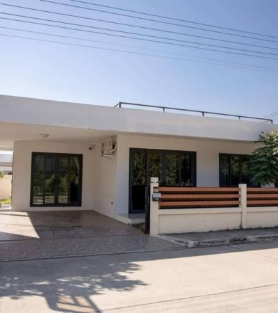 ติดต่อ หลิน 088 598 6998 Line ID: positive.agขาย 4 ล้านบาท* ให้เช่า 25,000/เดือน (สัญญา 1 ปี)หมู่บ้านชญยลวิว พร้อมเข้าอยู่ได้เลยทำเลใกล้ มช. นิมมาน 10 นาที แปลงหัวมุม มีดาดฟ้า ฮวงจุ้ยดีมาก สามารถทำโฮมออฟฟิศได้.3 ห้องนอน 2 ห้องน้ำ 1 ห้องครัว 1 ห้องรับแขก (โถงกลางกว้างขวาง)2 ที่จอดรถ ในบ้าน.หน้าบ้านหันทางทิศตะวันออกเฉียงเหนือเนื้อที่ 60 ตารางวา พื้นที่ใช้สอย 255 ตารางเมตร ตรงข้ามบ้านไม่มีสิ่งปลูก